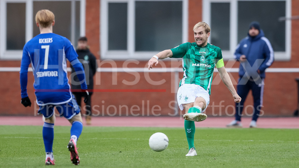 Fussball, Regionalliga Nord, SV Werder Bremen II - BSV Kickers Emden | v.li.: Cimo Röcker (SV Werder Bremen II, 5) am Ball, Einzelbild, Ganzkörper, Aktion, Action, Spielszene