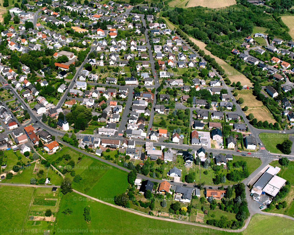 2610472 | HöRBACH 09.06.2006 Ortsansicht der Straßen und Häuser der Wohngebiete in Hörbach im Bundesland Hessen, Deutschland // Town View of the streets and houses of the residential areas in Hörbach in the state Hesse, Germany Foto: Gerhard Launer
