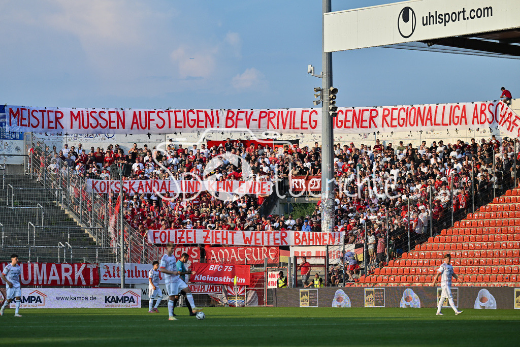 SpVgg Unterhaching - FC Bayern Amateure | Ein Spurchband der Bayern Fans zu Spielbeginn / Ultras / Regionalliga Bayern: SpVgg Unterhaching - FC Bayern München II; Uhlsport Park am 15.08.2025