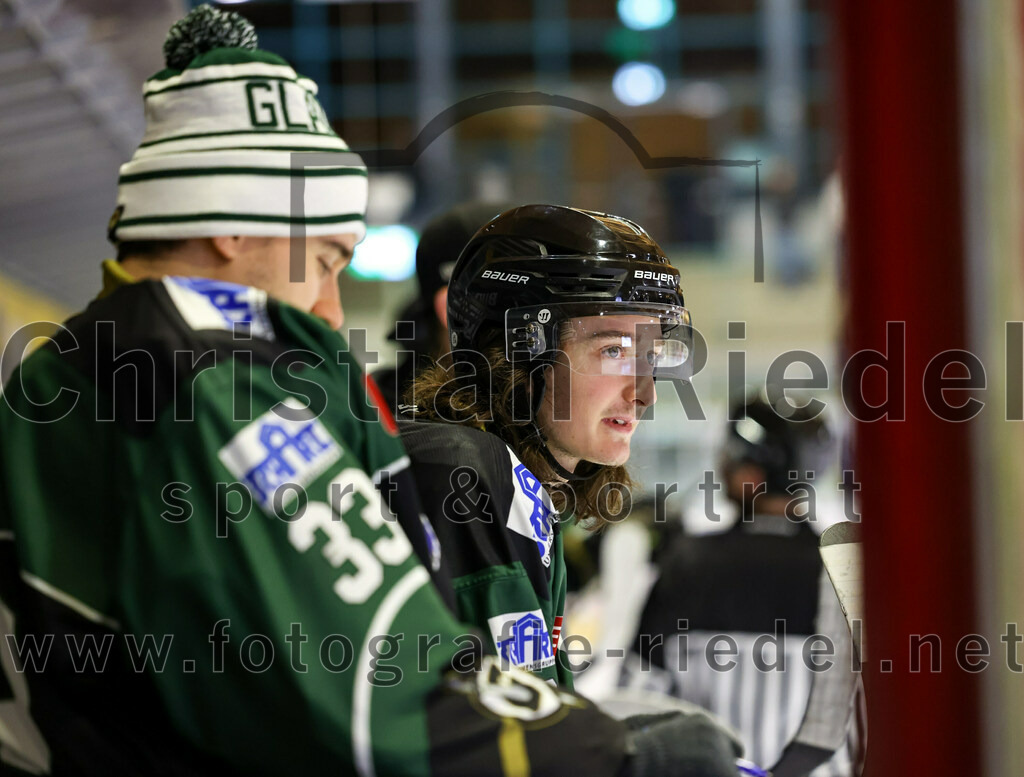 2022-11-13_077_TSV_Erding_gegen_TEV_Miesbach | Erding, Deutschland, 13.11.2022:
Eishockey, Bayernliga 2022 / 2023, 13. Spieltag, TSV Erding gegen TEV Miesbach, Endergebnis: 

Torwart Thomas Hingel (Erding Gladiators, #33), Marius von Friderici-Steinmann (Erding Gladiators, #92)

Foto: Christian Riedel / fotografie-riedel.net