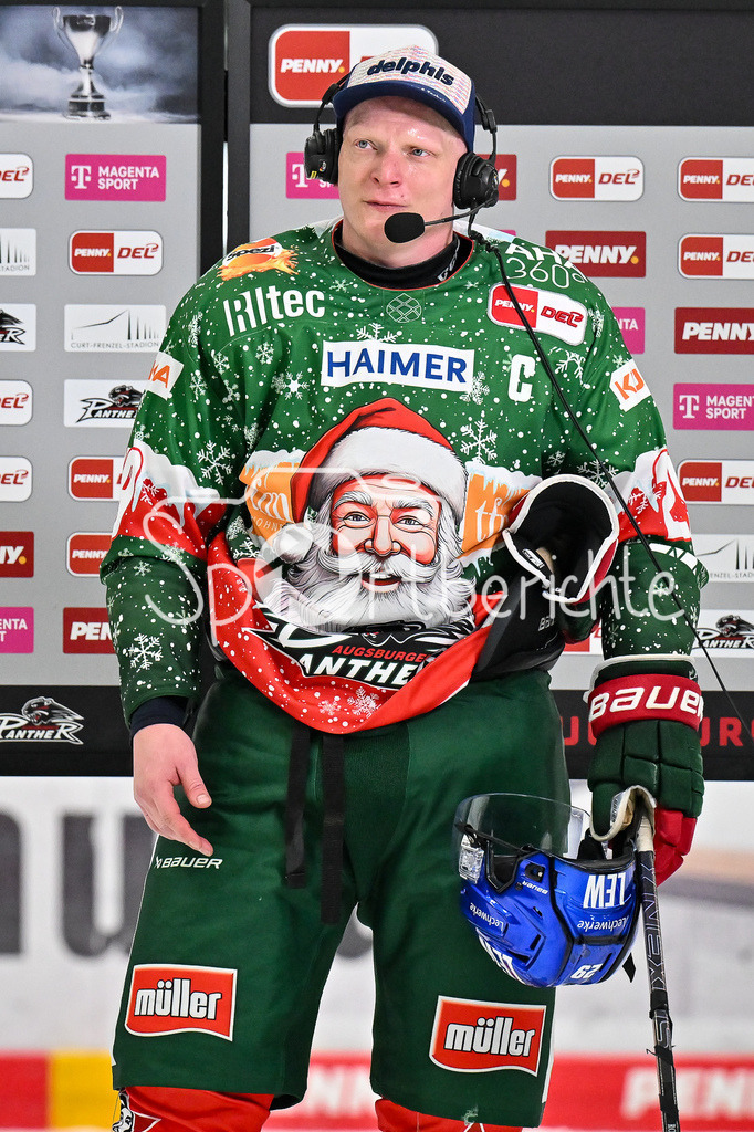 Augsburger Panther - Nürnberg Ice Tigers | Beim Interview von MagentaSport - Denis REUL (Augsburger Panther #29) / Freisteller / Einzelfoto / DEL: Augsburger Panther - Nuernberg Ice Tigers, Curt Frenzel Stadion am 06.12.2024