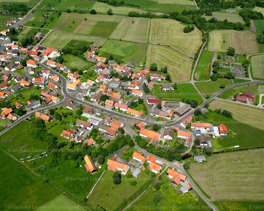2614026 | ILBESHAUSEN 09.06.2006 Landwirtschaftliche Nutzflächen und Feldgrenzen  umsäumen das Siedlungsgebiet des Dorfes in Ilbeshausen im Bundesland Hessen, Deutschland // Agricultural land and field boundaries surround the settlement area of the village  in Ilbeshausen in the state Hesse, Germany Foto: Gerhard Launer