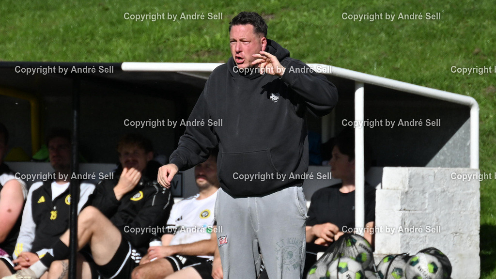 Wiker SV vs SpVg Molfsee II | Trainer Christopher Foley (Molfsee) / Fußball-Verbandsliga Ost Männer 2026/2027 / Wiker SV vs SpVg Molfsee II / Auberg / Kiel / 04.10.26 - Realisiert mit Pictrs.com