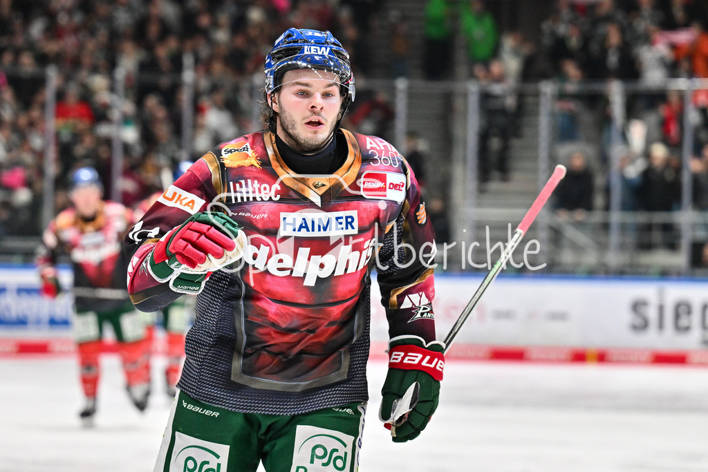 Augsburger Panther - Dresdner Eislöwen | AUGSBURG, DEUTSCHLAND - 06. MÄRZ: Jubel der Augsburger nach dem Treffer zum 5-2 durch D. J. BUSDEKER (Augsburger Panther 14) / Tor / Torschuetze / Freude / Happy / während dem Match zwischen den Augsburger Panthern und den Dresdner Eislöwen am 49. Spieltag der Penny DEL im Curt Frenzel Stadion