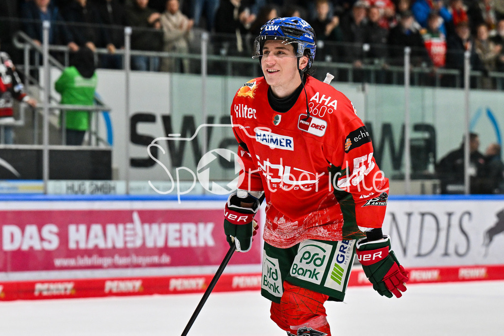 Augsburger Panther - Schwenninger Wild Wings | AUGSBURG, DEUTSCHLAND - 2. NOVEMBER: Die Spieler der Panther feier zusammen mit den Zuschauern den Heimsieg gegen Schwenningen nach dem Ligaspiel zwischen den Augsburger Panthern und den Schwenninger Wild Wings am 17. Spieltag der Penny DEL im Curt Frenzel Stadion am 02.11.2025 / Enrico HENRIQUEZ (Augsburger Panther 52)