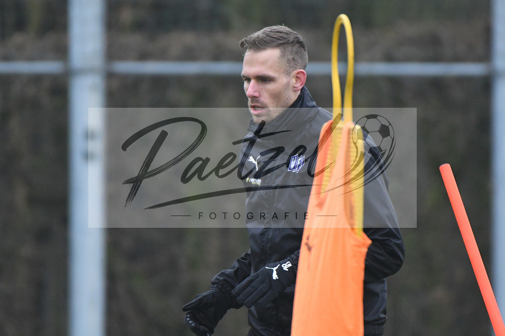 20200125_TRAOSN_0042 | Fußball, Herren: Maurice Trapp (VfL Osnabrück) schaut beim Training des VfL Osnabrück am 25.01.2020 im Sportpark Illoshöhe in Osnabrück, Deutschland.(Foto von Nico Paetzel) - Realisiert mit Pictrs.com
