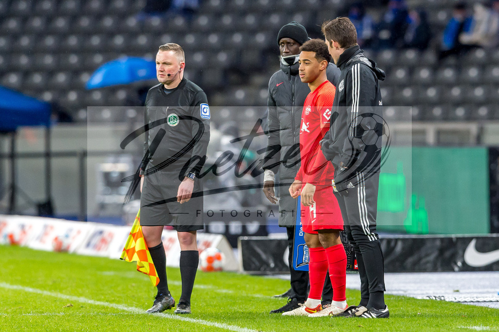 BSCRBL20220220_231 | Fussball, Herren: Tyler Adams (RB Leipzig) auswechseln bei dem Spiel der 1. Bundesliga zwischen Hertha BSC und RB Leipzig im Olypiastadion am 20.02.2022 in Berlin, Deutschland.DFB / DFL REGULATIONS PROHIBIT ANY USE OF PHOTOGRAPHS AS IMAGE SEQUENCES AND/OR QUASI-VIDEO. - Realisiert mit Pictrs.com
