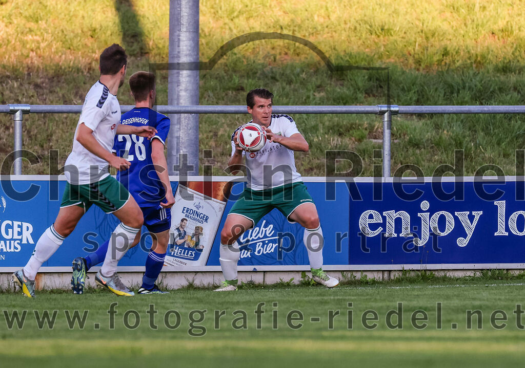 2023-08-01_074_FC_Schwaig_gegen_FC_Deisenhofen | Oberding, Deutschland, 01.08.2023:
Fußball, Toto-Pokal 2023 / 2024, 1. Spieltag, FC Schwaig gegen FC Deisenhofen, Endergebnis: 2:3

Tobias Bartl (FC Schwaig, #37), Georg Jungkunz (FC Deisenhofen, #28), Benjamin Held (FC Schwaig, #17)

Foto: Christian Riedel / fotografie-riedel.net