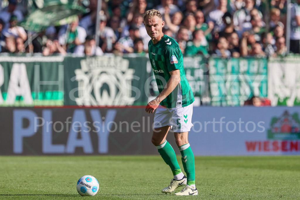 Fussball, Bundesliga, SV Werder Bremen - FC Bayern München | v.li.: Amos Pieper (SV Werder Bremen, 5) am Ball, Freisteller, Einzelbild, Ganzkörper, Aktion, Action, Spielszene, DIE DFL-RICHTLINIEN UNTERSAGEN JEGLICHE NUTZUNG VON FOTOS ALS SEQUENZBILDER UND/ODER VIDEOÄHNLICHE FOTOSTRECKEN. DFL REGULATIONS PROHIBIT ANY USE OF PHOTOGRAPHS AS IMAGE SEQUENCES AND/OR QUASI-VIDEO.