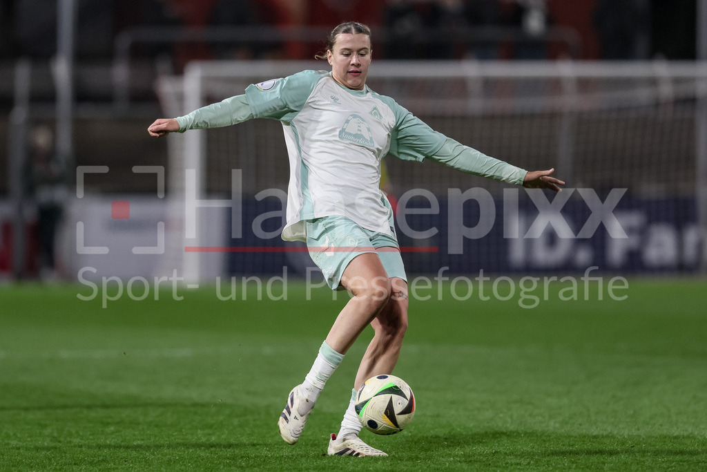 Fussball, DFB-Pokal Frauen, Bayer 04 Leverkusen - SV Werder Bremen | v.li.: Larissa Mühlhaus (SV Werder Bremen, 7) am Ball, Freisteller, Einzelbild, Ganzkörper, Aktion, Action, Spielszene, DIE DFB-RICHTLINIEN UNTERSAGEN JEGLICHE NUTZUNG VON FOTOS ALS SEQUENZBILDER UND/ODER VIDEOÄHNLICHE FOTOSTRECKEN. DFB REGULATIONS PROHIBIT ANY USE OF PHOTOGRAPHS AS IMAGE SEQUENCES AND/OR QUASI-VIDEO.