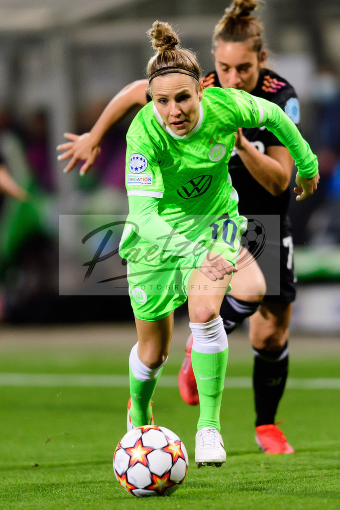 WOBJUV20211118_093 | Fussball, Frauen: Svenja Huth (VfL Wolfsburg) in Aktion, am Ball, Einzelaktion bei dem Spiel der UEFA Women´s Champions League zwischen VfL Wolfsburg und Juventus Turin im AOK-Stadion am 18.11.2021 in Wolfsburg, Deutschland. - Realisiert mit Pictrs.com