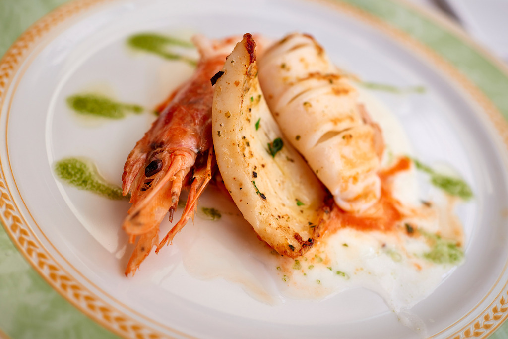 Trattoria Tre Cristi | Siena, Italien - September 01, 2016: Restaurant Trattoria, Tre Cristi; Hauptspeise mit Meerestiere und Baslikumschaum. - Realisiert mit Pictrs.com