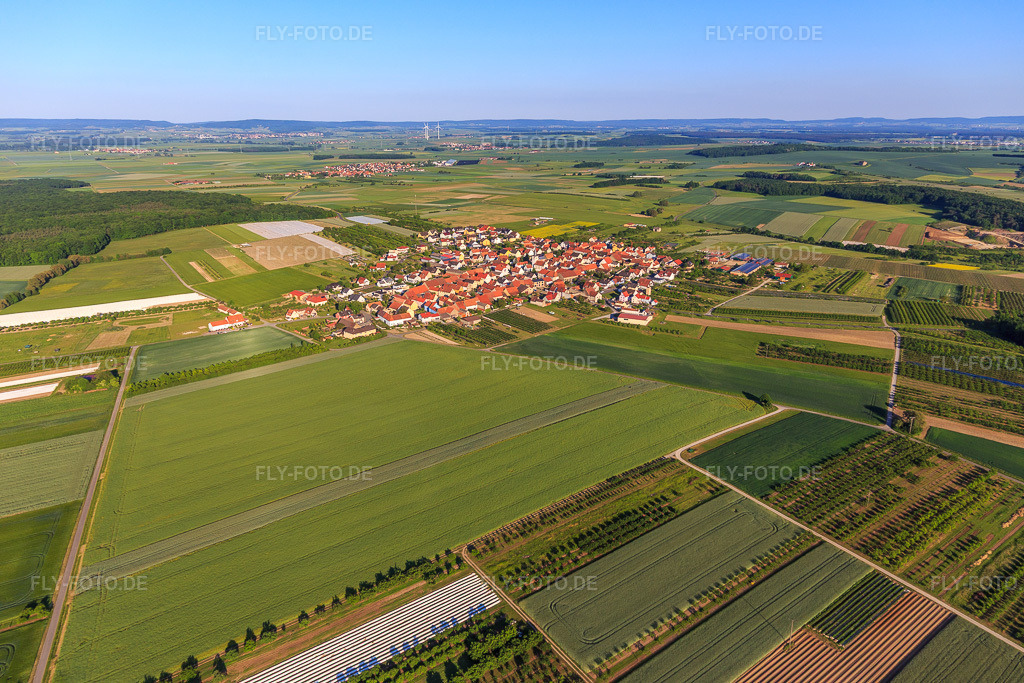 Luftbild: Ortsansicht von Nordosten im Ortsteil Lindach in Kolitzheim im Bundesland Bayern in Deutschland. Foto: IMG_100311.jpg vom 27.05.2017 durch Werner Riehm/FLY-FOTO.de