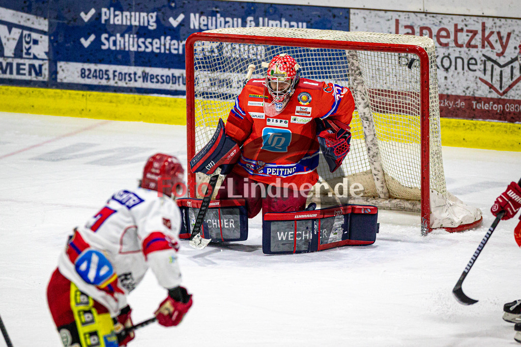 EC Peiting vs Deggendorfer SC | Eishockey Oberliga Süd Vorrunde 2024/2025, EC Peiting vs Deggendorfer SC, 20241228,Knapp am Tor vorbei,2024-12-28 in Peiting (Eisstadion)Andreas MAGG (ECP Goali 32)Copyright: WolfgangxLindner foto-lindner.de