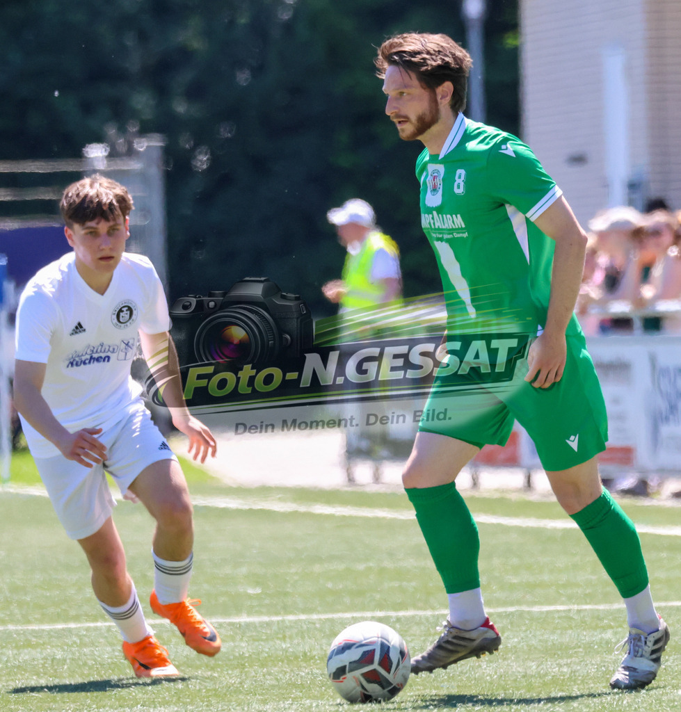 TuS Bruchmühlen - Bünder SV | Auf dem Bild zu sehen: weiß TuS Bruchmühlen: Luis Manthey ; grün Bünder SV: Denis MüllerTuS Bruchmühlen, Bünder SV, Saison 25/26, Kreisliga A, Bruchmühlen, Deutschland - Realisiert mit Pictrs.com