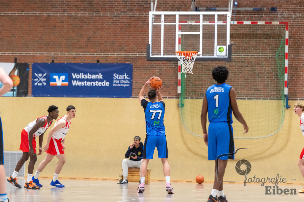 TSG Westerstede-Fortuna Logabirum | Basketball 2. Regionalliga; TSG Westerstede 2 (weiß)- Fortuna Logabirum (blau) am 12.12.2025 in Westerstede (Hössensportzentrum), Photo: Philip Eiben 2025 - Realisiert mit Pictrs.com