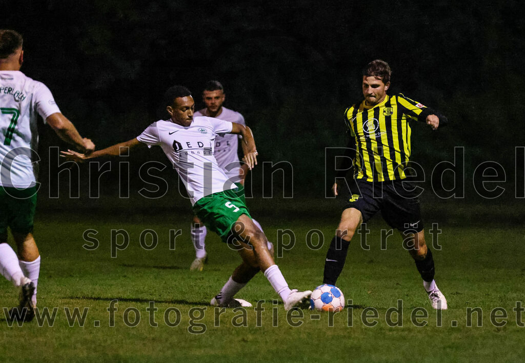2023-09-15_019_FC_Moosinning_gegen_SV_Waldperlach | Moosinning, Deutschland, 15.09.2023:
Fußball, Bezirksliga Oberbayern Ost 2023 / 2024, 9. Spieltag, FC Moosinning gegen SV Waldperlach, Endergebnis: 0:1

Mohamed Abdane (SV Waldperlach, #5), Christian Reiser (FC Moosinning, #17)

Foto: Christian Riedel / fotografie-riedel.net