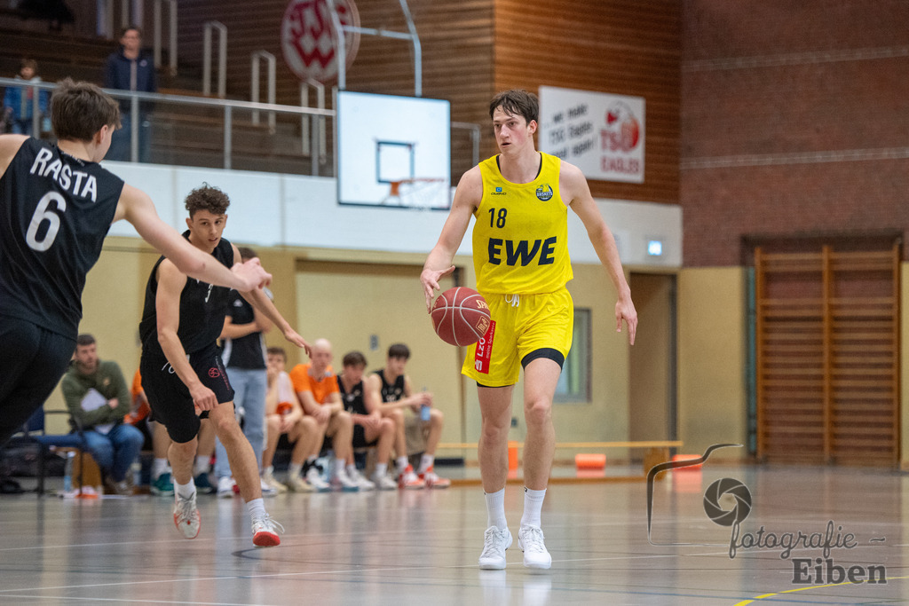 Baskets Juniors/TSG Westerstede-Rasta Vechta 3 | 1. Basketball-Regionalliga; Baskets Juniors/TSG Westerstede (gelb) - Rasta Vechta 3 (schwarz) am 18.01.2025 in Westerstede (Hössensporthalle), Photo: Philip Eiben 2025 - Realisiert mit Pictrs.com