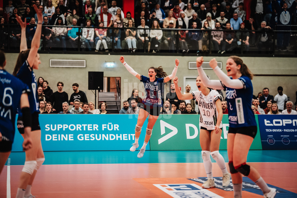 Volleyball | Frauen | Saison 2025/2026 | Volleyball Bundesliga | ETV Hamburger Volksbank Volleys vs. Binder Blaubären TSV Flacht | 06.12.2025 | Flacht jubelt, in der Mitte Frauke Neuhaus (#11, Binder Blaubären TSV Flacht)