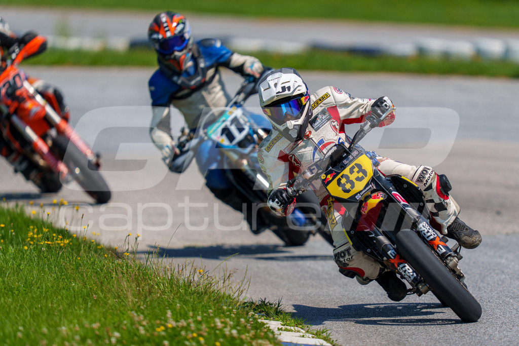 G-Cup + Supermoto Staatsmeisterschaft + Hungarian Supermoto Championship | GRIPcapture steht für authentische Sportfotografie in Österreich – für Momente, die mehr sind als Geschwindigkeit oder Ergebnis. Es geht um Emotion, Spannung, Fokus und den Augenblick, der oft nur einen Wimpernschlag dauert.Ob Motorsport, Teamsport oder 