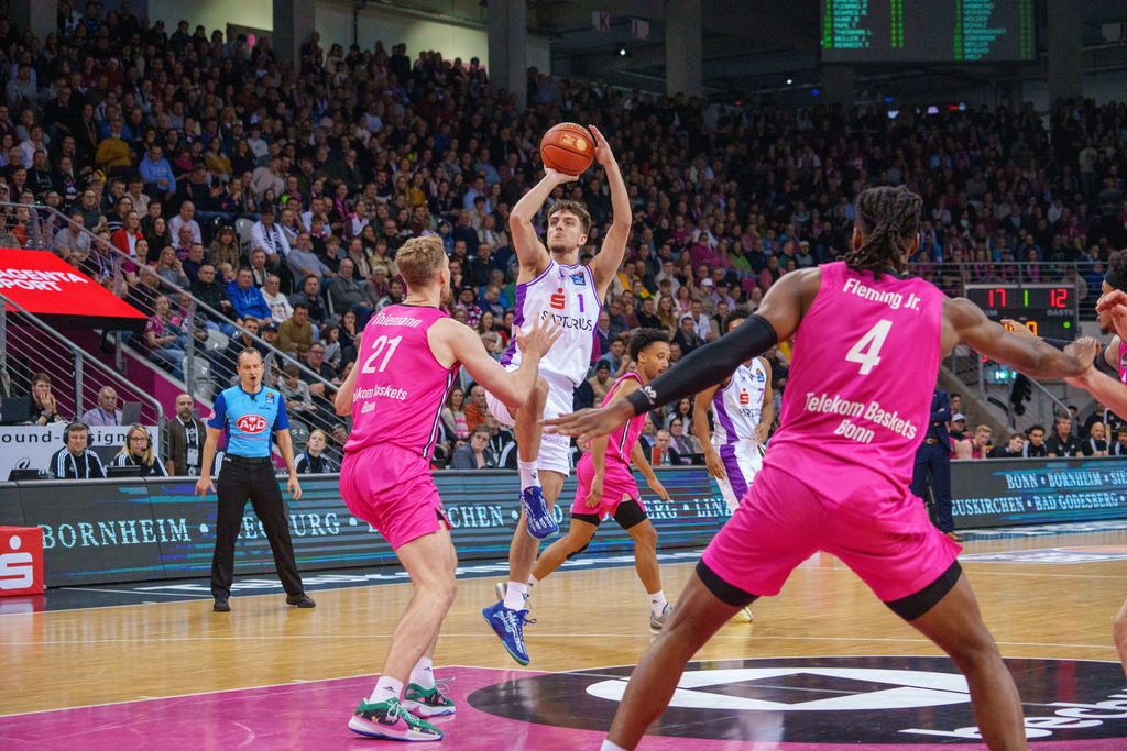 BBL, Deutsche Basketball Bundesliga Saison 2024/25, 14. Spieltag: Telekom Baskets gegen BG Göttingen | 29.12.2024 BBL, Deutsche Basketball Bundesliga Saison 2024/25, 14. Spieltag: Telekom Baskets gegen BG GöttingenBild: Zachary Ensminger (1, Göttingen)  Phlandrous Fleming Jr. (4, Bonn) Lars Thiemann (21, Bonn) - Realisiert mit Pictrs.com