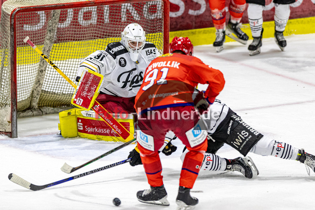 EC Peiting vs EV Füssen | Eishockey Oberliga Süd 2023/2024, EC Peiting vs EV Füssen,
Torchance ESP,
2023-10-29 in Peiting (Eisstadion)
31 Rihards BABULIS (EVF Goali 31), 9 Noah KELLER (EVF 9), 91 Marco NIEWOLLIK (ECP 91)
Copyright: WolfgangxLindner sportworld