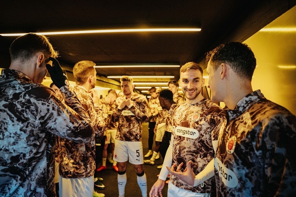 FCP09268 | Der offizielle Shop für FC St. Pauli Fotos. Wähle aus Spielszenen & Fanmomenten dein FCSP Wunschformat. Wir liefern Millerntor-Atmosphäre.