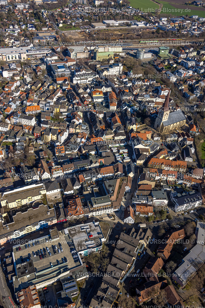 Unna230213978 | Luftbild, Evang. Stadtkirche in der Altstadt mit Wochenmarkt auf dem Marktplatz, Fußgängerzone Bahnhofstraße, Unna, Ruhrgebiet, Nordrhein-Westfalen, Deutschland