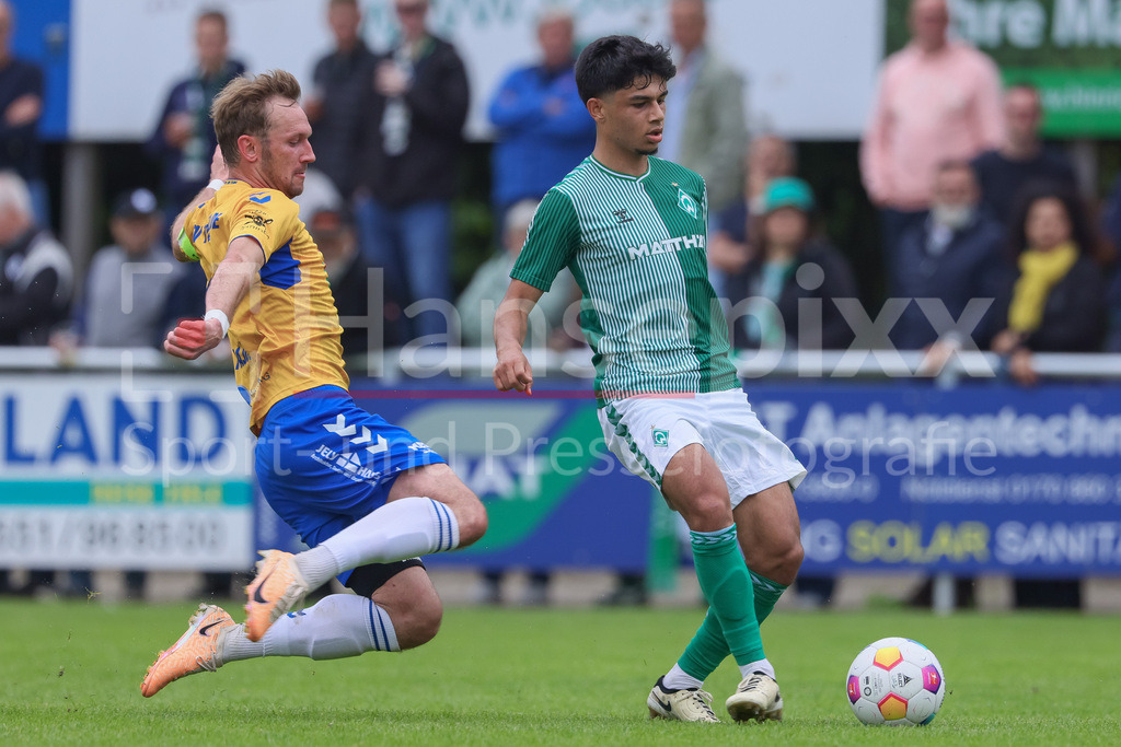 Fussball, Relegation Regionalliga Nord, SV Werder Bremen II - Holstein Kiel II | v.li.: Marco Pajonk (SV Todesfelde, 9) und Ricardo-Felipe Schwarz (SV Werder Bremen II, 6) im Zweikampf, Duell, Dynamik, Aktion, Action, Spielszene