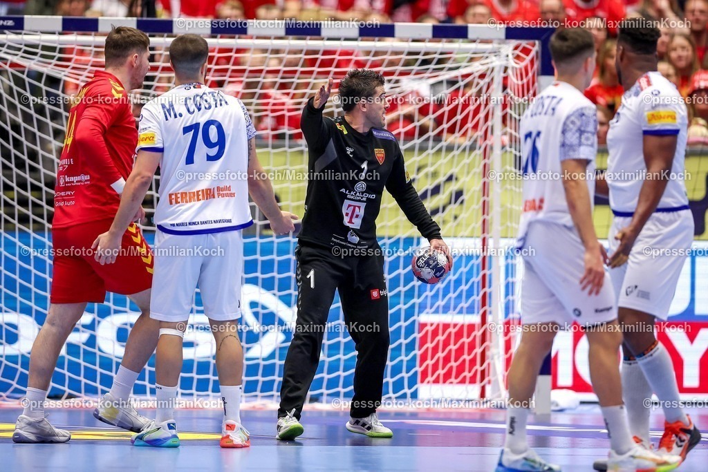 EHF18012601062 | 18.01.2026, Handball, Men's EHF EURO 2026, Portugal - Nordmazedonien, Jyske Bank Boxen in Herning, Dänemark, Preliminary Round:  Nikola Mitrevski (North Macedonia #01) gestikulierend auf dem Spielfeld  