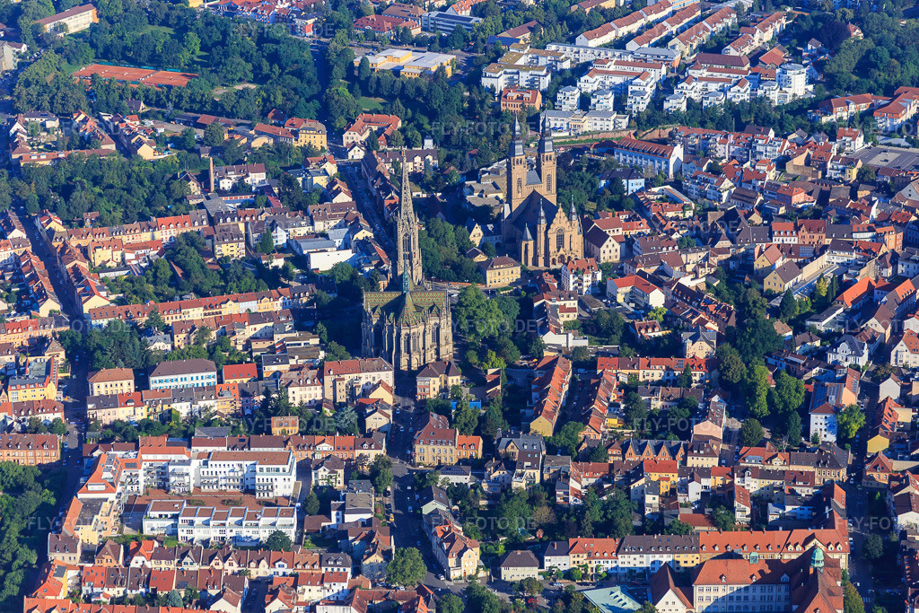 Luftbild: Gedächtniskirche der Protestation und kathol. Kirche St. Joseph in Speyer im Bundesland Rheinland-Pfalz in Deutschland. – Foto: IMG_092448.jpg vom 01.08.2016 durch Werner Riehm/FLY-FOTO.de – Auflösung des Originals: 5472 x 3648 px – &nbsp; - Prot. Gedächtniskirchengemeinde Speyer – Dompfarrei Pax Christi: Kirchen in Speyer