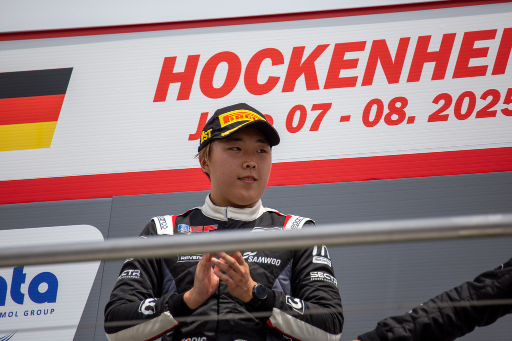 Euroformular Open Hockenheimring, Rennen 1***Michael Shin (Südkorea) bei der Siegerehrung | Euroformular Open Hockenheimring, Rennen 1***Michael Shin (Südkorea) bei der Siegerehrung - Realisiert mit Pictrs.com
