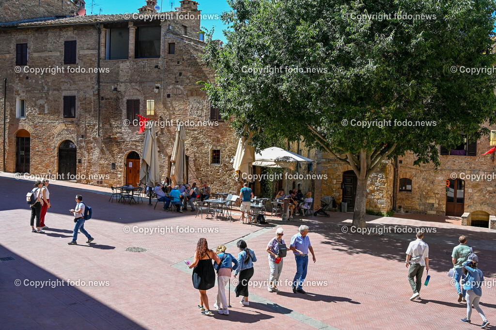 Italien_ Toskana_ San Gimignano_ 31.05.2024-156 | 31.05.2024, Italien, ITA, Toskana, San Gimignano im Bild Stadtansichten Gebäude, Architektur, Touristen, Historisch, Souvenir, Ansichten der berühmten Stadt San Gimignano in der Toskana-Italien - View of the famous town San Gimignano in Tuscany-ItalySan Gimignano ist eine italienische Kleinstadt in der Toskana mit einem mittelalterlichen Stadtkern. San Gimignano wird auch die Stadt der Türme genannt. Die Stadt liegt in der Provinz Siena. Sie gehört neben Florenz, Siena und Pisa zu den von Touristen meist besuchten Zielen in der Toskana.