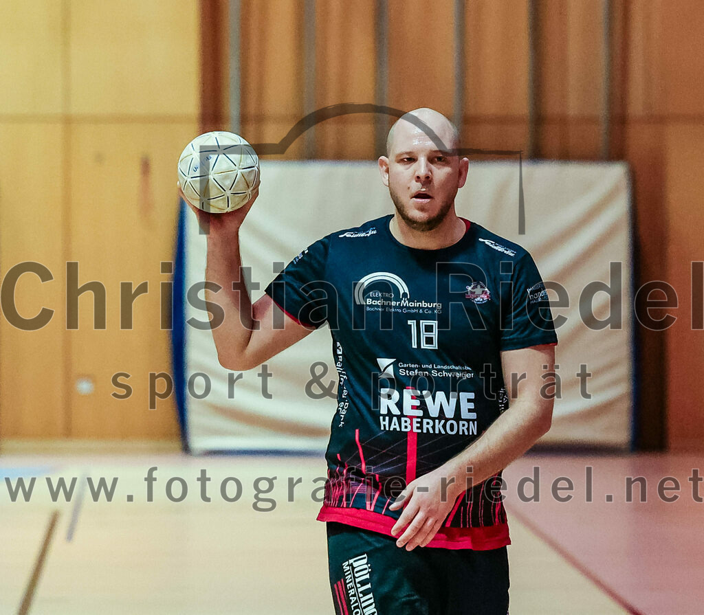 2023-11-26_061_SpVgg_Altenerding_gegen_TSV_1861_Mainburg | Erding, Deutschland, 26.11.2023:
Handball, Bezirksoberliga Männer 2023 / 2024, 9. Spieltag, SpVgg Altenerding gegen TSV 1861 Mainburg, Endergebnis: 34:20

Maximilian Heim (TSV 1861 Mainburg, #18)

Foto: Christian Riedel / fotografie-riedel.net