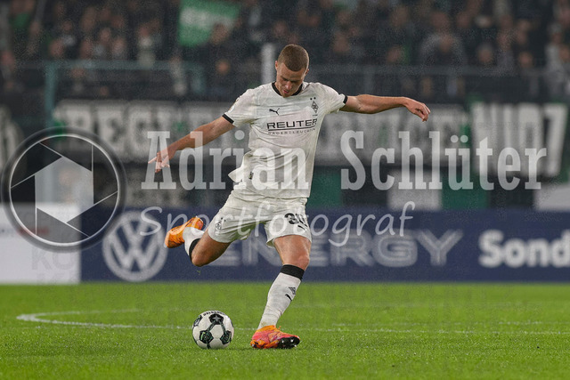 Borussia Mönchengladbach vs Karlsruher SC - DFB-Pokal 2. Runde | Mönchengladbach, Deutschland, 28.10.25:   Nico Elvedi (Borussia Mönchengladbach) in Aktion am Ball, Einzelaktion waehrend des Spiels der DFB-Pokal 2. Runde zwischen Borussia Mönchengladbach vs Karlsruher SC im Stadion im Borussia Park(Foto von Brauer-Fotoagentur / Adrian Schlueter)