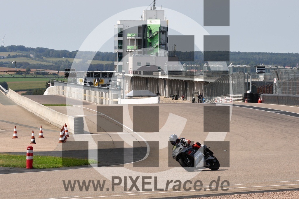 inst11-20240823_06445 | Schöne Erinnerungen an spannende Momente - das festzuhalten ist unser Job. PIXELrace.de ist seit 2003 auf den Rennstrecken Europas unterwegs um die Action draußen beim Fahren und die wunderbare Stimmung imm Fahrerlager für euch einzufangen.