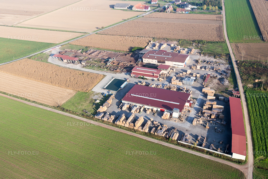 Vue aérienne: Locaux d'usine scierie Scierie et Paletterie KOCHER à Niederrœdern dans le département Bas Rhin, France – .Photo: IMG_075655.jpg prise le 01/11/2014 par Werner Riehm/FLY-FOTO.eu – Résolution de l'original: 4498 x 2999 px – Scierie Kocher à Niederrœdern, Alsace