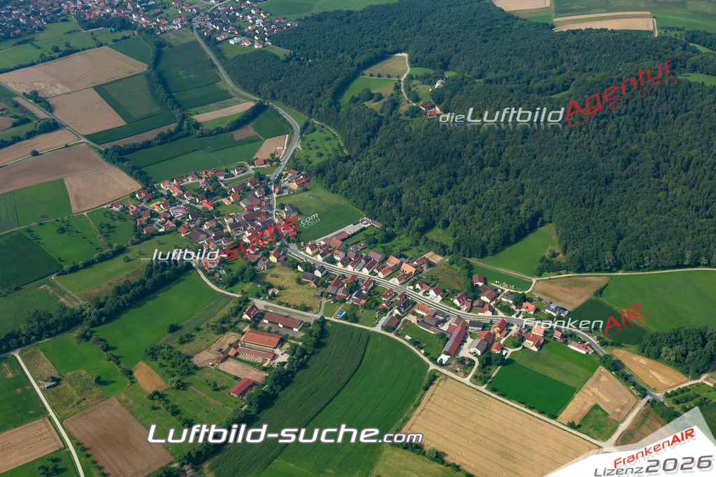 Die Luftaufnahme Stackendorf - Buttenheim wurde 2017 mittels Flugzeug (keine Drohne) erstellt. Perfekte Schärfe und Druck- Auflösung- Garantiert!