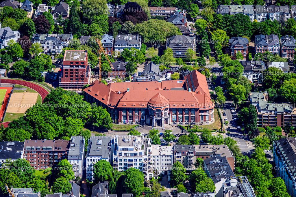 Hamburg_Rothenbaum_Markk_Museum_Am_Rothenbaum_ELS_7184090525 | HAMBURG 09.05.2025 Museum- und Ausstellungs- Gebäude- Ensemble " Museum am Rothenbaum. Kulturen und Künste der Welt " Gustav-Stuhlmacher-Sportplatz an der Straße Rothenbaumchaussee im Ortsteil Rotherbaum in Hamburg, Deutschland. Weiterführende Informationen bei: Museum am Rothenbaum. // Museum building ensemble " Museum on Rothenbaum. Kulturen and Kuenste of Welt " and Gustav-Stuhlmacher-Sportplatz on street Rothenbaumchaussee in the district Rotherbaum in Hamburg, Germany. Further information at: Museum am Rothenbaum. Foto: Martin Elsen