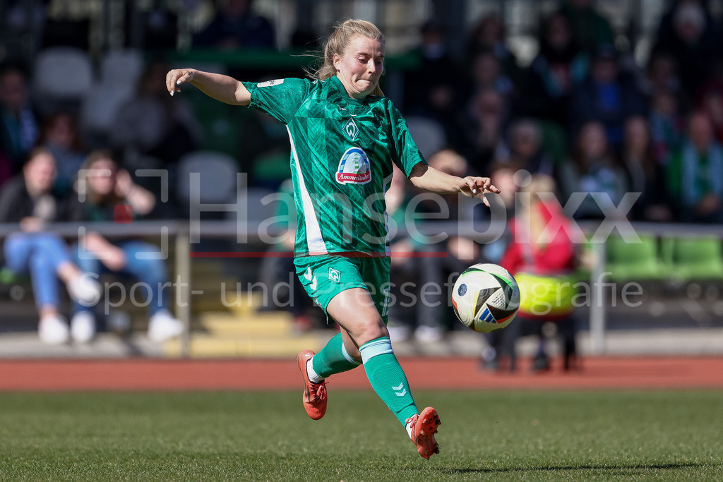 Fussball, Google Pixel Frauen-Bundesliga, SV Werder Bremen - Eintracht Frankfurt | v.li.: Ricarda Walkling (SV Werder Bremen, 13) am Ball, Freisteller, Einzelbild, Ganzkörper, Aktion, Action, Spielszene, DIE DFB-RICHTLINIEN UNTERSAGEN JEGLICHE NUTZUNG VON FOTOS ALS SEQUENZBILDER UND/ODER VIDEOÄHNLICHE FOTOSTRECKEN. DFB REGULATIONS PROHIBIT ANY USE OF PHOTOGRAPHS AS IMAGE SEQUENCES AND/OR QUASI-VIDEO.