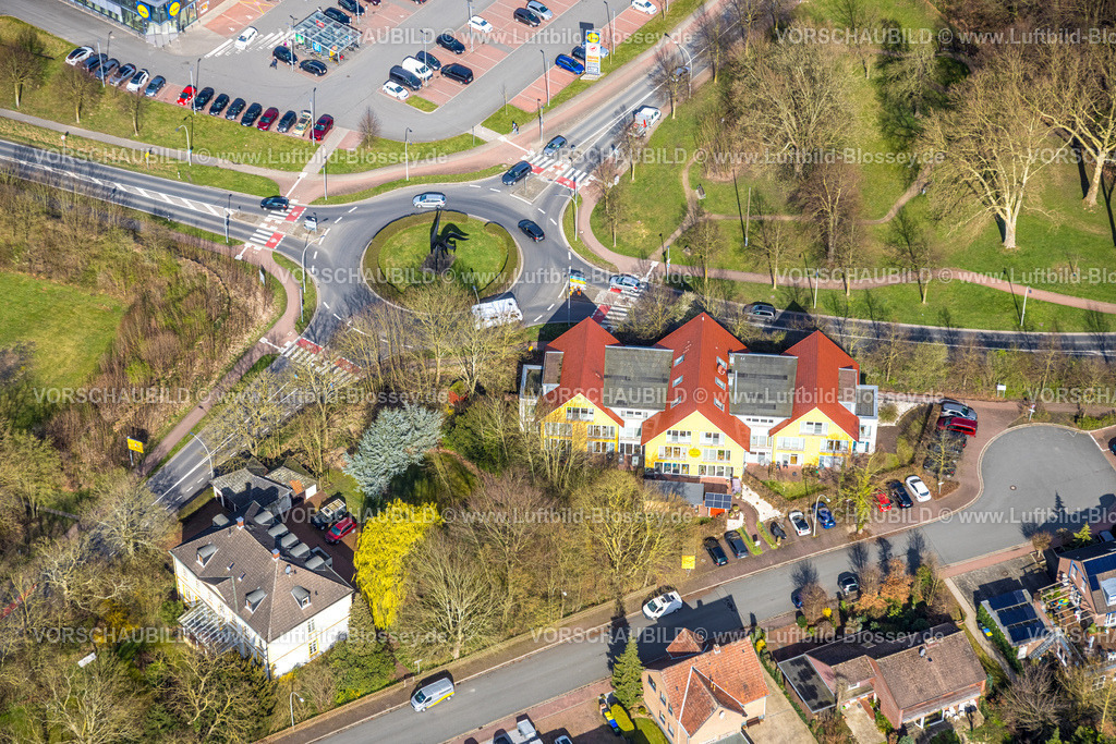 Selm260306873Bork | Luftbild, Kreisverkehr mit Skulptur Wing an der Netteberger Straße und Ostwall, Haus zur Sonne betreutes Wohnen, Bork, Selm, Münsterland, Nordrhein-Westfalen, Deutschland