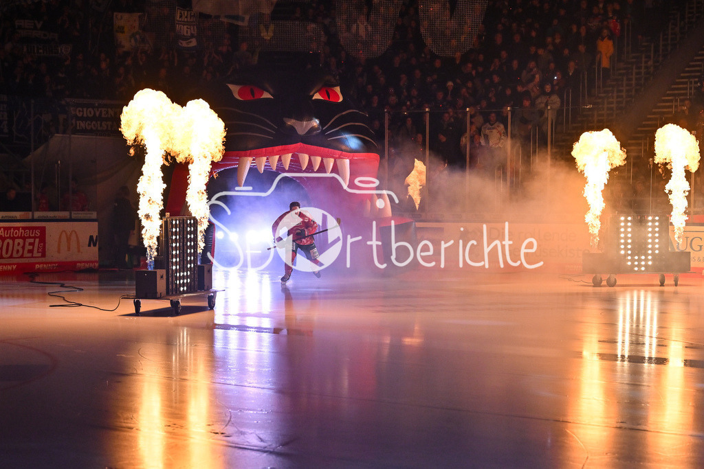 Augsburger Panther - ERC Ingolstadt | AUGSBURG, GERMANY - 12. DECEMBER: der Einlauf der Panther - im Bild Kyle MAYHEW (Augsburger Panther 27) vor dem Match zwischen den Augsburger Panthern und dem ERC Ingolstadt am 27. Spieltag der Penny DEL im Curt Frenzel Stadion
