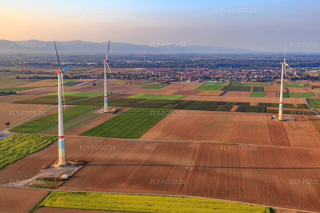 Luftbild: Windpark von Süden in Herxheim bei Landau im Bundesland Rheinland-Pfalz in Deutschland. Foto: IMG_073961.jpg vom 03.10.2014 durch Werner Riehm/FLY-FOTO.de