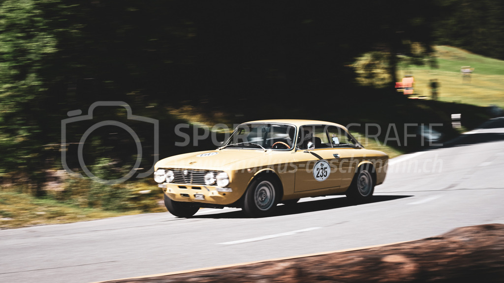 19. Arosa ClassicCar 2023 - 1. September 2023 | 19. Arosa ClassicCar 2023
Arosa, Schweiz
Scheer Fide aus Bonstetten mit der Startnummer 235 in einem Alfa Romeo GVT Bertone, Jahrgang 1974, in der Klasse Classic Trophy.
@arosaclassiccar, @arosa.official, #arosaclassiccar, #arosa, #76curves, #classiccar
Bild: Sportfotografie Markus Aeschimann | www.markus-aeschimann.ch - Realisiert mit Pictrs.com