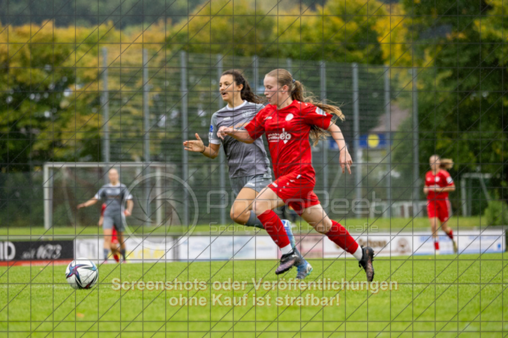 20251004_143343_0359 | Marina Schott (FC Donzdorf #08)1.FC Donzdorf (rot) vs. FC Freiburg-St. Georgen (grau), Fussball, EnBW-Oberliga B -Juniorinnen, 04. Spieltag, Saison 2025/2026, Rasenplatz, Lautertal Stadion, Süßener Straße 16, 73072 Donzdorf, 04.10.2025 - 14:00 Uhr,Foto: PhotoPeet-Sportfotografie/Peter Harich
