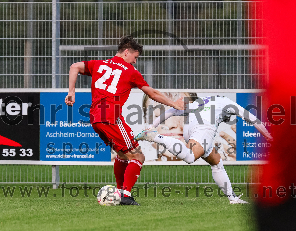 2023-08-01_001_FC_Finsing_gegen_SpVgg_Altenerding | Finsing, Deutschland, 01.08.2023:
Fußball, TOTO Pokal 2023 / 2024, 1. Spieltag, FC Finsing gegen SpVgg Altenerding, Endergebnis: 0:5

Maximilian Eberhart (FC Finsing, #21), Lukas Bachmair (SpVgg Altenerding, #3)

Foto: Christian Riedel / fotografie-riedel.net