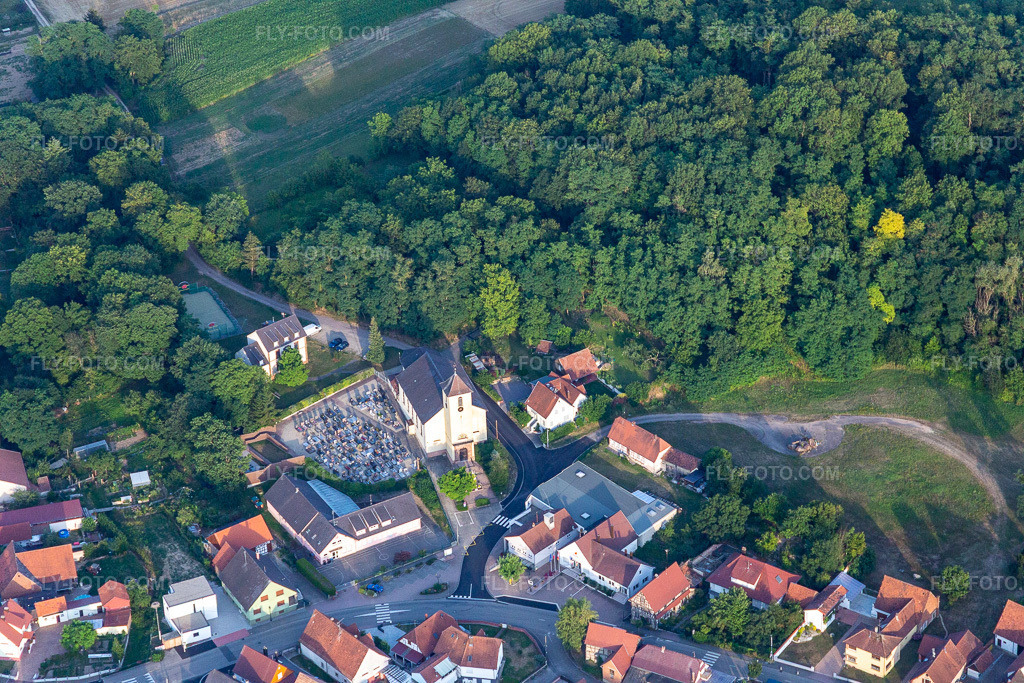 Aerial view: View of the town in Neewiller-près-Lauterbourg in the state Bas-Rhin, France.Photo: IMG_121023.jpg taken on 07/23/2020 by Werner Riehm/FLY-FOTO.comResolution of the original: 5472 x 3648 px