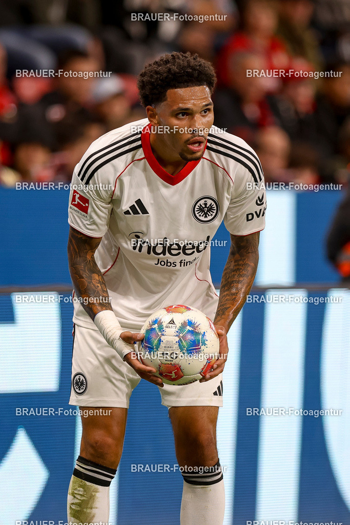 Bayer 04 Leverkusen vs Eintracht Frankfurt - Bundesliga  | Leverkusen, Deutschland, 12.09.25:   Pharrell Nnamdi Collins (Eintracht Frankfurt) schaut waehrend des Spiels der Bundesliga zwischen  Bayer 04 Leverkusen vs Eintracht Frankfurt in der BayArena(Foto von Brauer-Fotoagentur / Adrian Schlueter)
