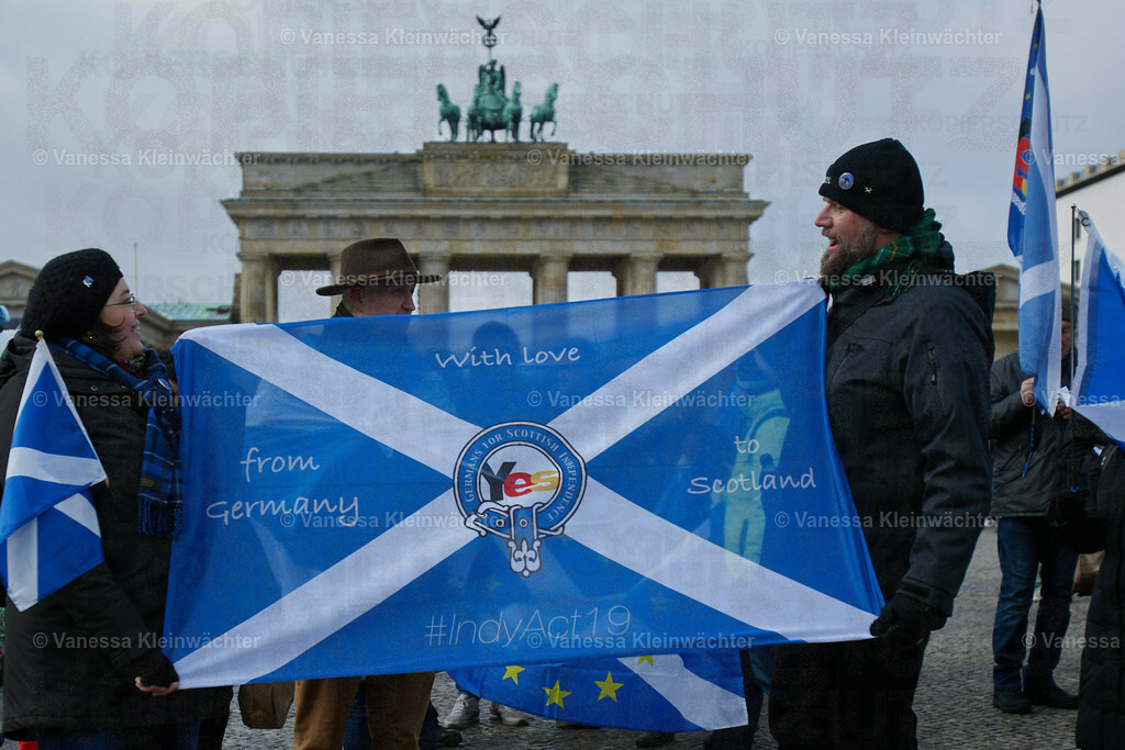 #IndyBerlin23 - Demonstration für schottische Unabhängigkeit | Rund 60 Personen ziehen am 11.03.2023 mit einer Demonstration vom Brandenburger Tor an der Britischen Botschaft vorbei zum Roten Rathaus, um die Unabhängigkeit Schottlands zu fordern.

On March 11, 2023, approx. 60 people rally in support of the Scottish independence, marching from Brandenburg Gate via the British Embassy to the Red Town Hall.  - Realisiert mit Pictrs.com