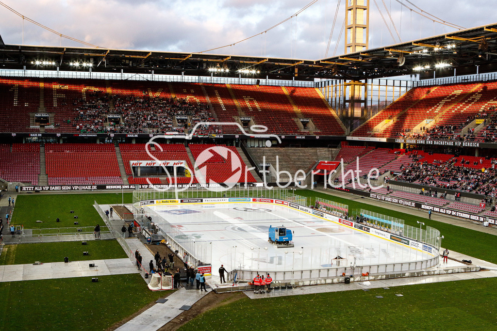 Kölner Haie - Augsburger Panther | Das Rheinenergiestadion vor der DEL Partie zwischen den Haien und den Panthern / Stadion / Stadionfoto / im Hintergrund die Fans aus Augsburg
